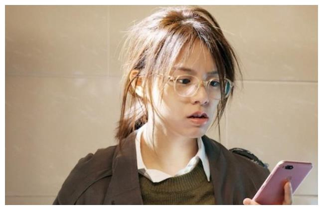 谁还记得《西虹市首富》夏竹?摘掉眼镜画上浓妆,美到让人心动