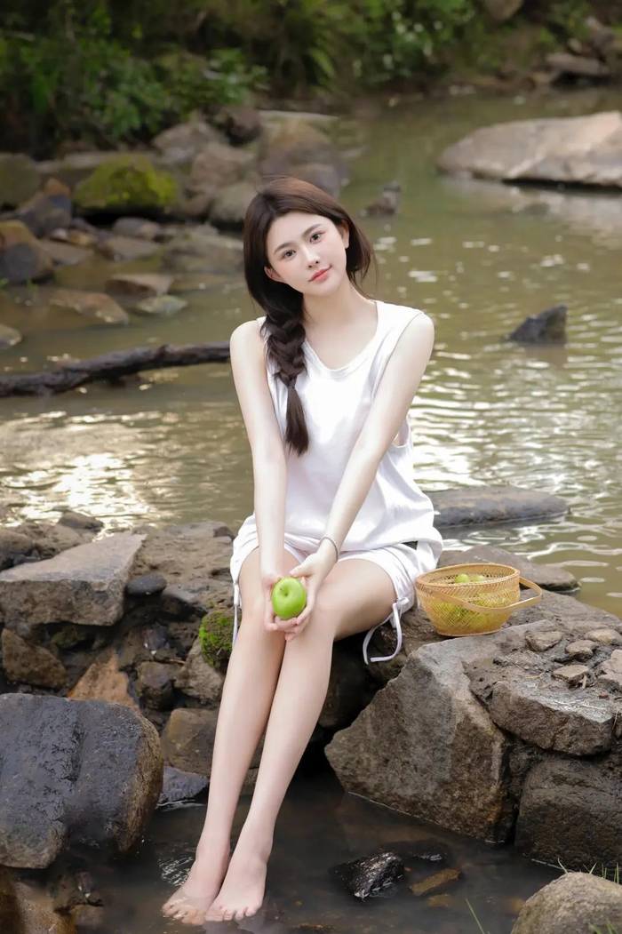 湖边少女优雅自信清纯笑容唯美写真