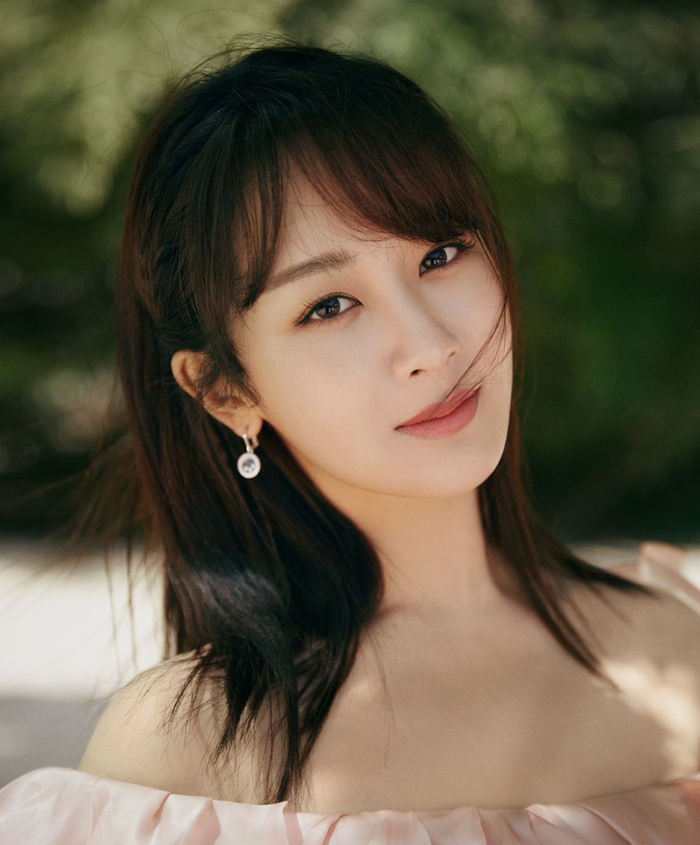 杨紫最新写真照曝光,为何美到上热搜,看这组照片就知道了
