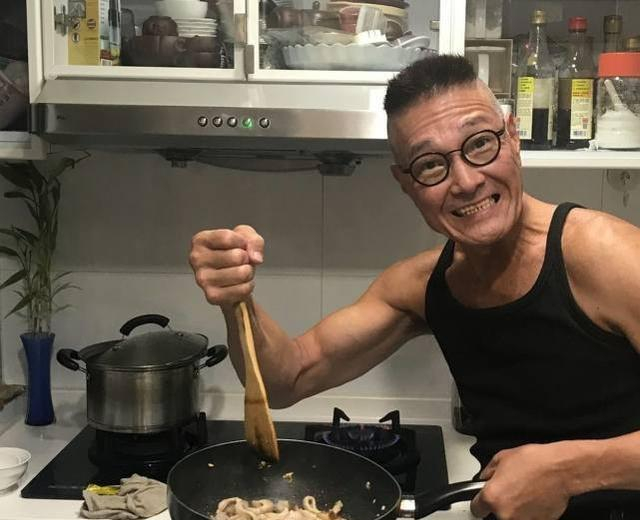 与任达华欧阳震华等罕见合影 年过60的元彪卢惠光身材依旧健硕