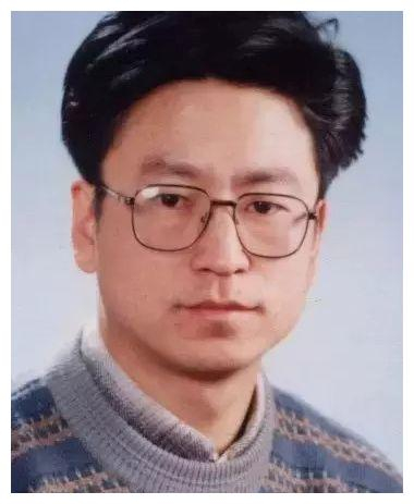 “央视名嘴”白岩松,和妻子朱宏钧23年共患难,今一家人幸福美满