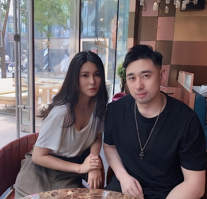 一身白衬衫裙展现完美曲线,网友大呼惊艳|钟鹿纯|刘晓宇|曲线_新浪