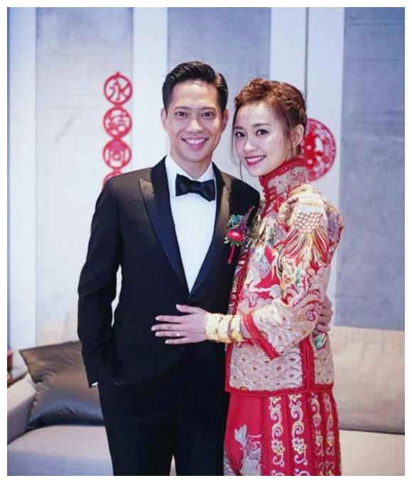 两人也随即离婚了,如今,郭永淳已经和杨爱瑾结婚,出行都是豪车接送