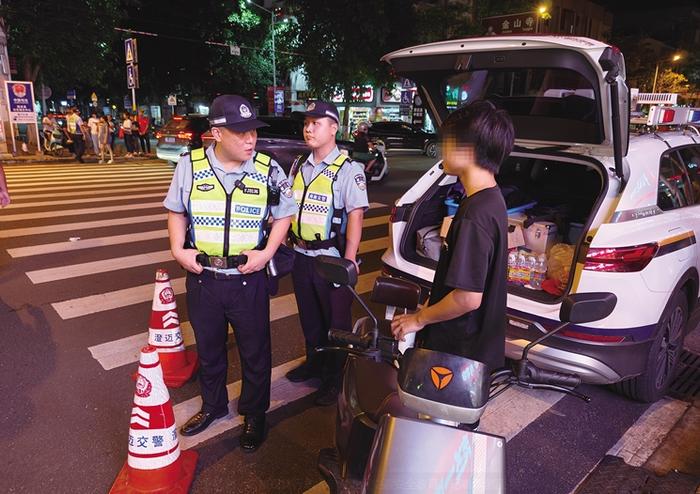 惠州极酷电动车交警查图片