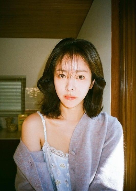 韩国女艺人韩志旼社交媒体发写真展清纯性感魅力