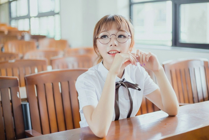 清纯眼镜美女可爱校园俏皮阳光唯美写真