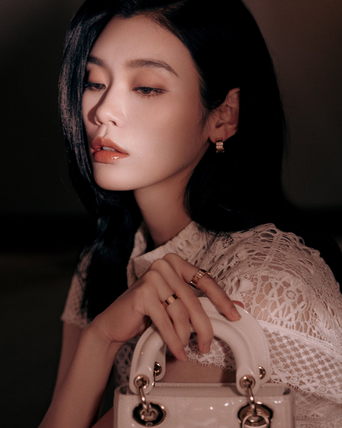 奚梦瑶的一组美照曝光,她肩披长发身穿白色蕾丝裙,尽显温柔大方,五官