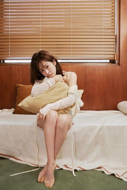 韩国女艺人韩志旼社交媒体发写真展清纯性感魅力