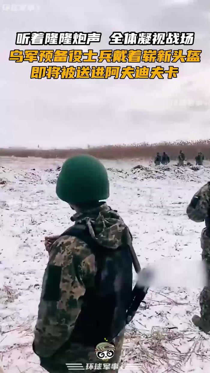 乌军预备役士兵戴着崭新头盔即将被送往阿夫迪夫卡前线
