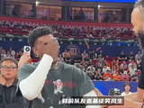 尼克杨也来CBA了！和麦基中国同框，勇士老队友场边热聊叙旧