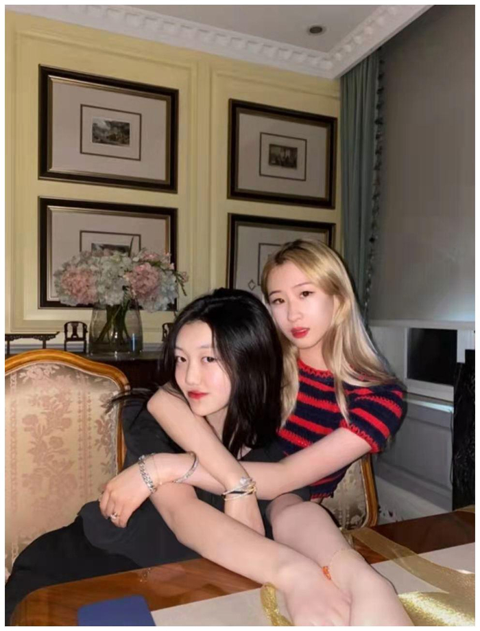 李嫣小苹果罕合体,现身名媛派对为闺蜜庆生,打扮成熟不似同龄人