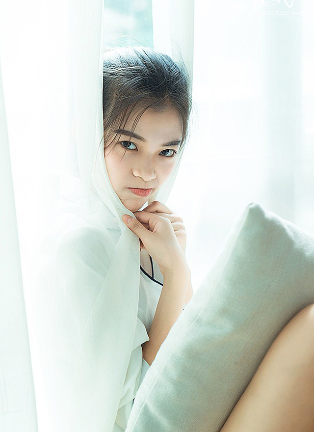 休闲室内可爱美少女优雅自信唯美写真
