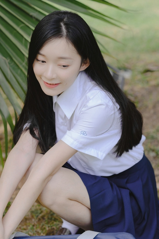 大眼制服美女学生妹素雅打扮唯美写真