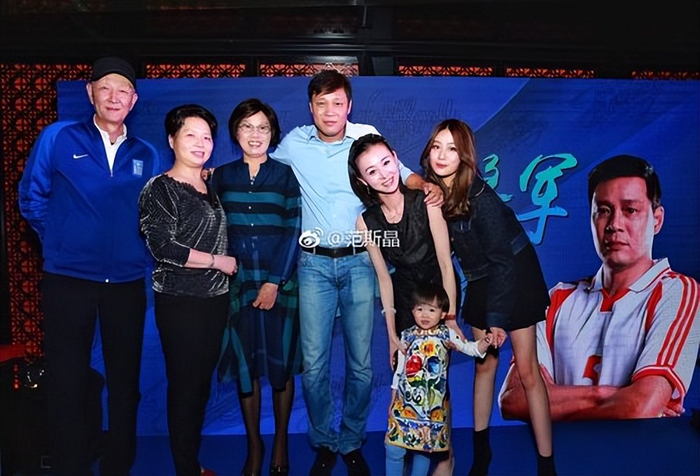 70多岁母亲罕见亮相,女儿与老婆像姐妹|范志毅|张梦瑾|范斯晶_新浪