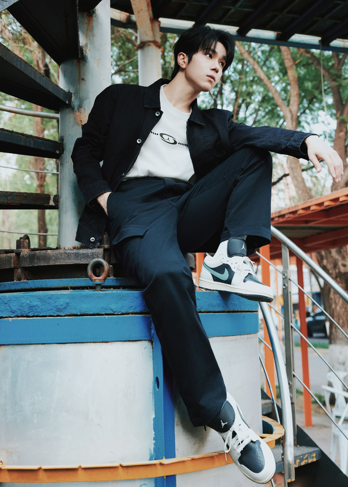 一眼心动!余承恩上脚潮鞋炸街,撞色搭配吸