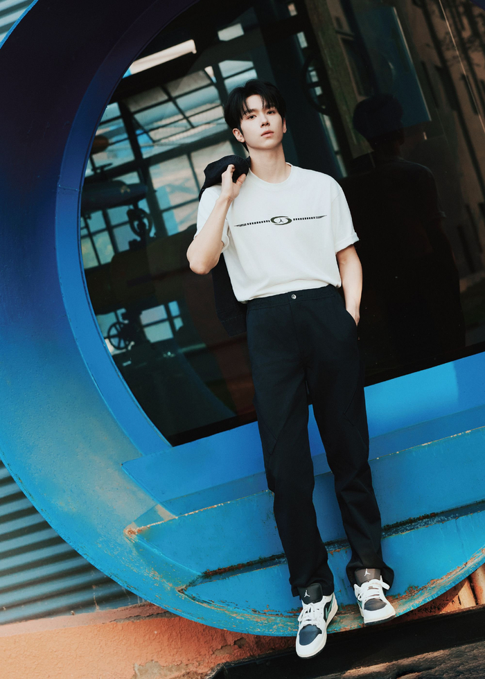 一眼心动!余承恩上脚潮鞋炸街,撞色搭配吸