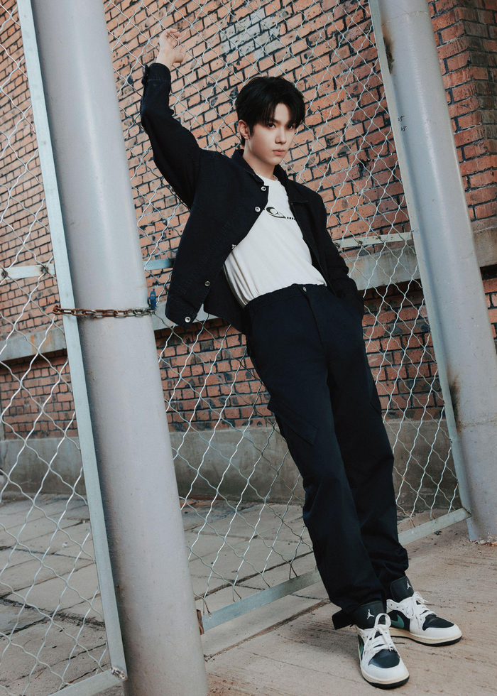 一眼心动!余承恩上脚潮鞋炸街,撞色搭配吸