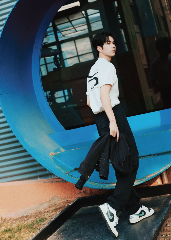 一眼心动!余承恩上脚潮鞋炸街,撞色搭配吸