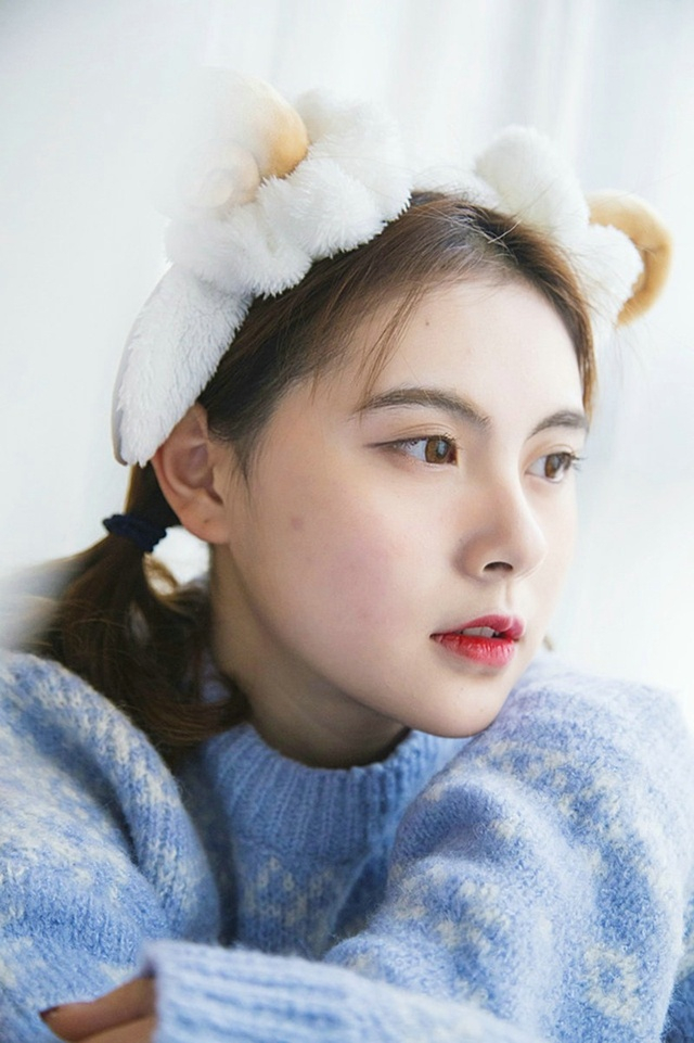 宽松慵懒风毛衣少女清秀俊俏面孔纯美写真