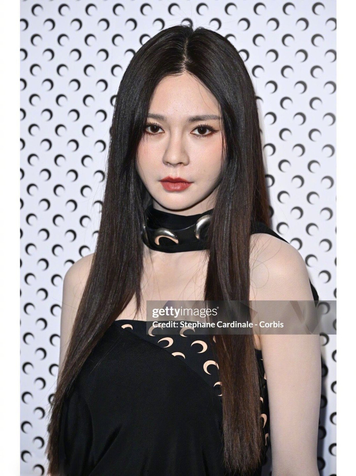 巴黎时装周沈梦辰g社生图,一身all black裙装77黑长直