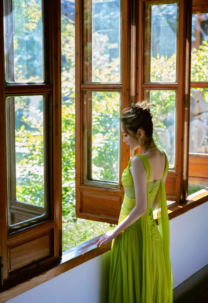 唐艺昕穿绿裙清新靓丽五官精致侧颜优越