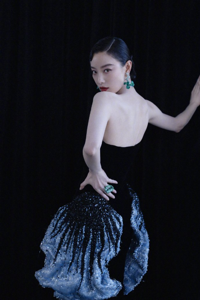 倪妮身着misssohee2023高定黑色深v礼服亮相cindychao活动