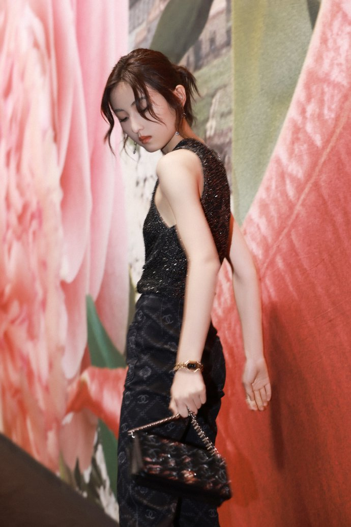 张子枫亮片造型写真释出尽显慵懒风