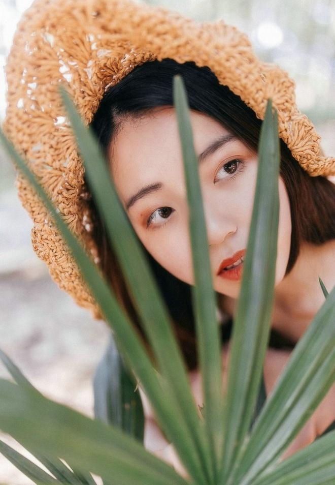 清秀少女户外吃瓜优雅阳光唯美下写真