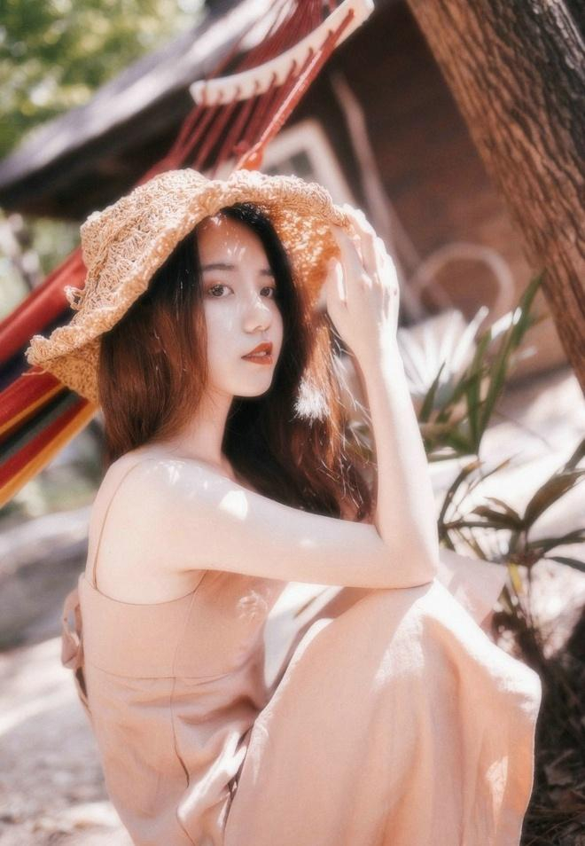 清秀少女户外吃瓜优雅阳光唯美下写真