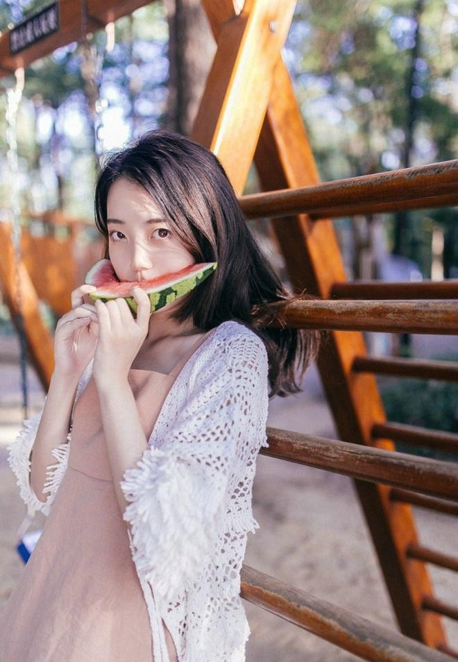 清秀少女户外吃瓜优雅阳光唯美下写真