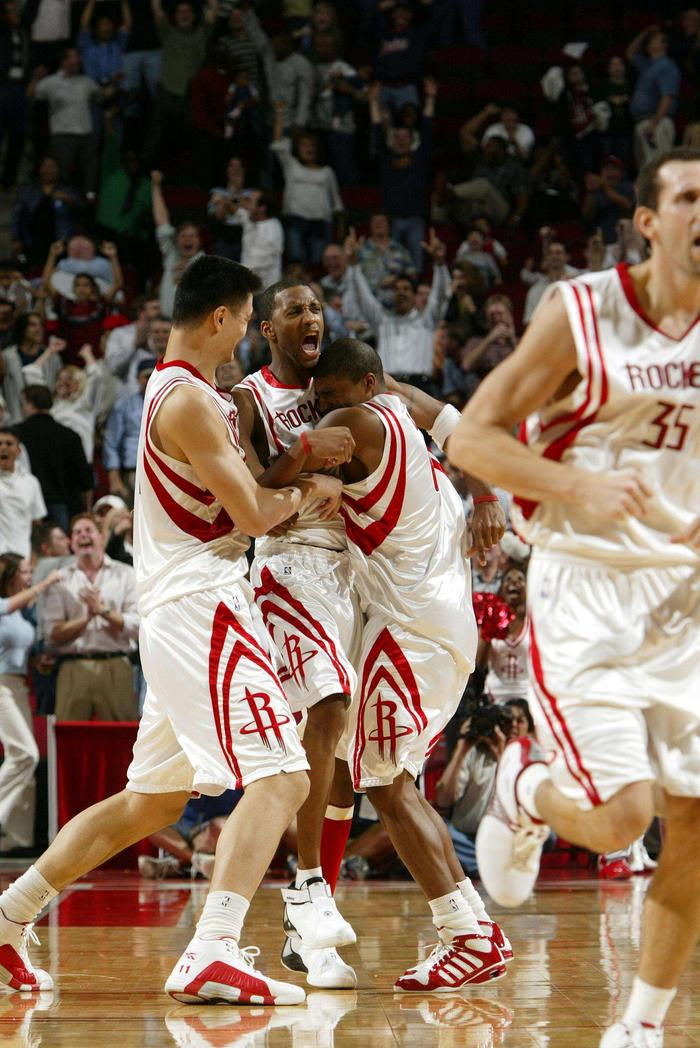 火箭姚明和爵士布泽尔对位大姚161分73篮板后者152分97板