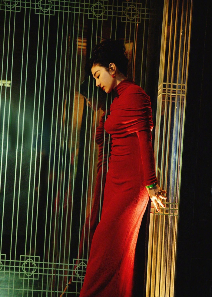 黄奕上海滩老板娘造型!身穿紧身红裙77复古发型,女人味十足