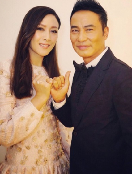 任达华与琦琦结婚25年仍热恋,甜蜜感情令人羡慕|太太|一家三口|两人|老婆|爱情_新浪新闻