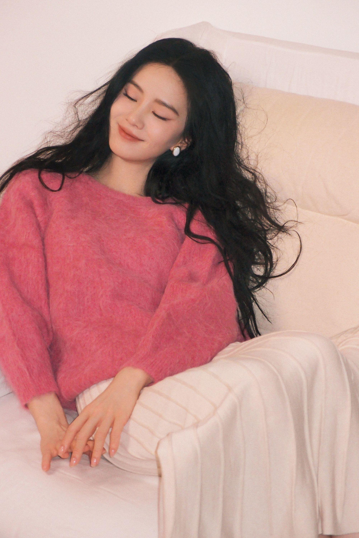 刘诗诗穿粉色毛衣披卷发闭眼甜笑温柔治愈