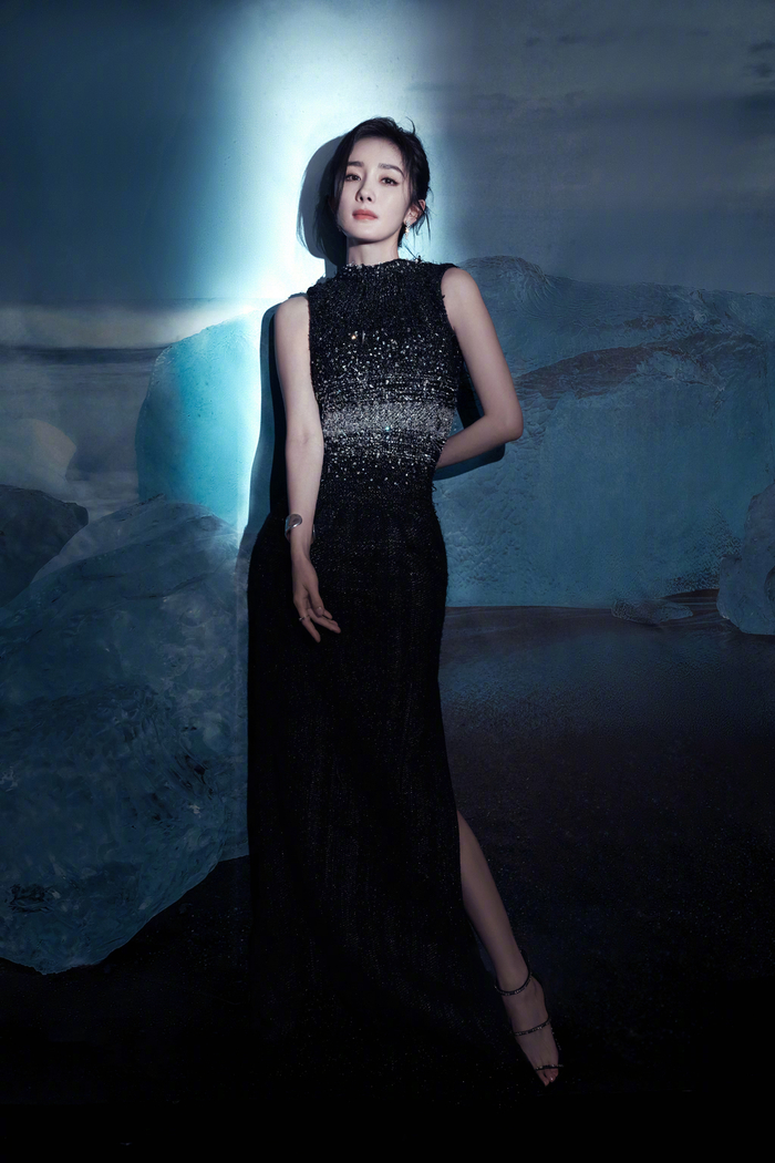 杨幂身材比例优越穿露肩裙秀蛮腰长腿吸睛