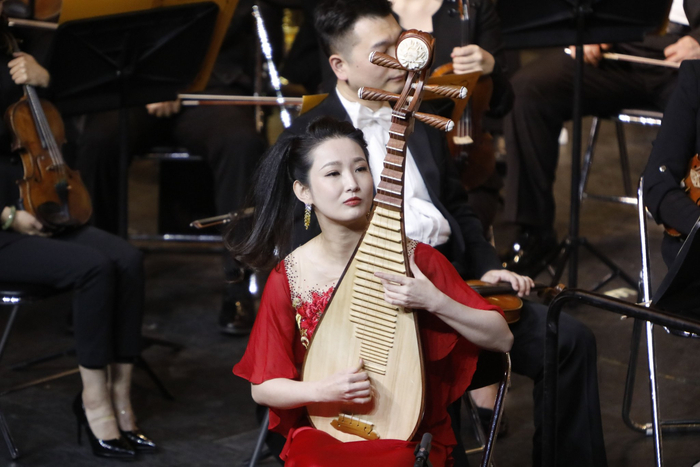 携手男高音歌唱家张喜秋,女中音歌唱家蔡静雯,琵琶演奏家张雅迪,形成