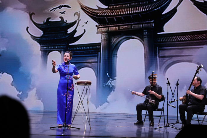 李菁,何沄伟同场飙戏,相声演员在《杨三姐》演出中大放异彩|曲艺团