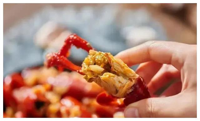 陈赫直播首秀太火爆，销售额高达8269万元，狂卖300万只小龙虾