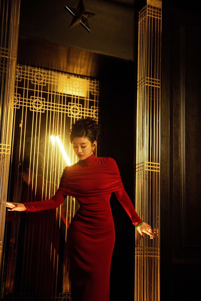 黄奕上海滩老板娘造型!身穿紧身红裙77复古发型,女人味十足