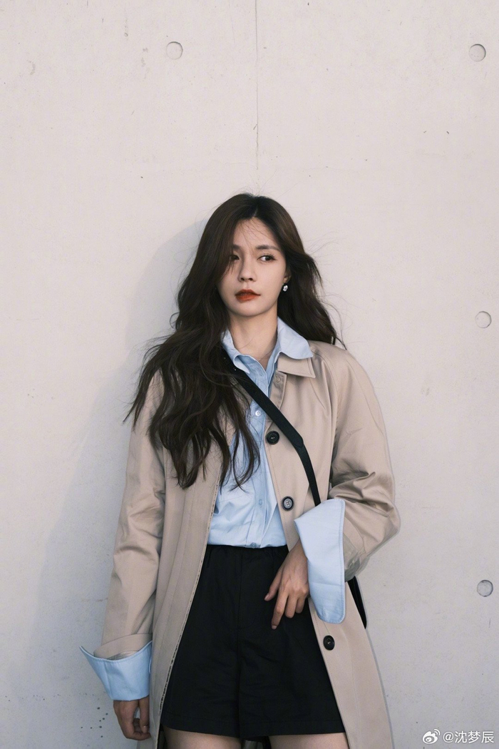 沈梦辰穿风衣露美腿笑容甜美灿烂好治愈