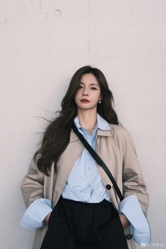 沈梦辰穿风衣露美腿笑容甜美灿烂好治愈