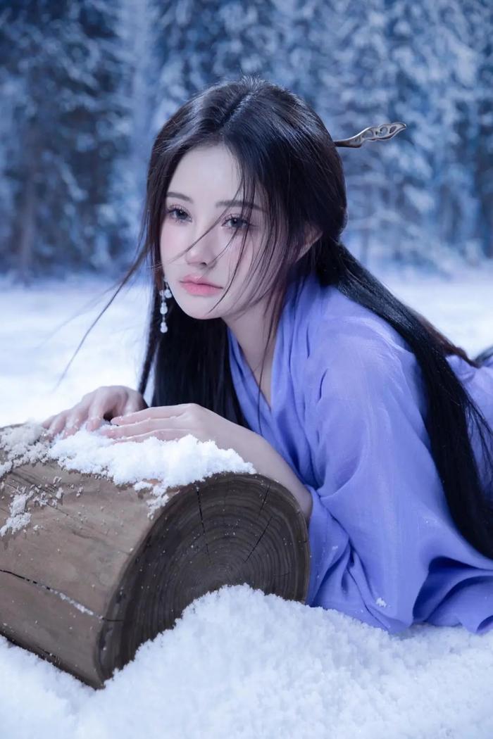 紫色长裙独坐雪中优雅自信唯美写真