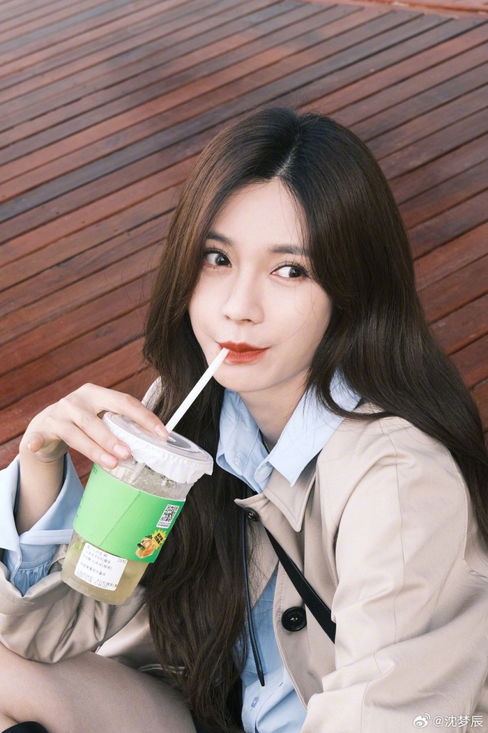 沈梦辰穿风衣露美腿 笑容甜美灿烂好治愈