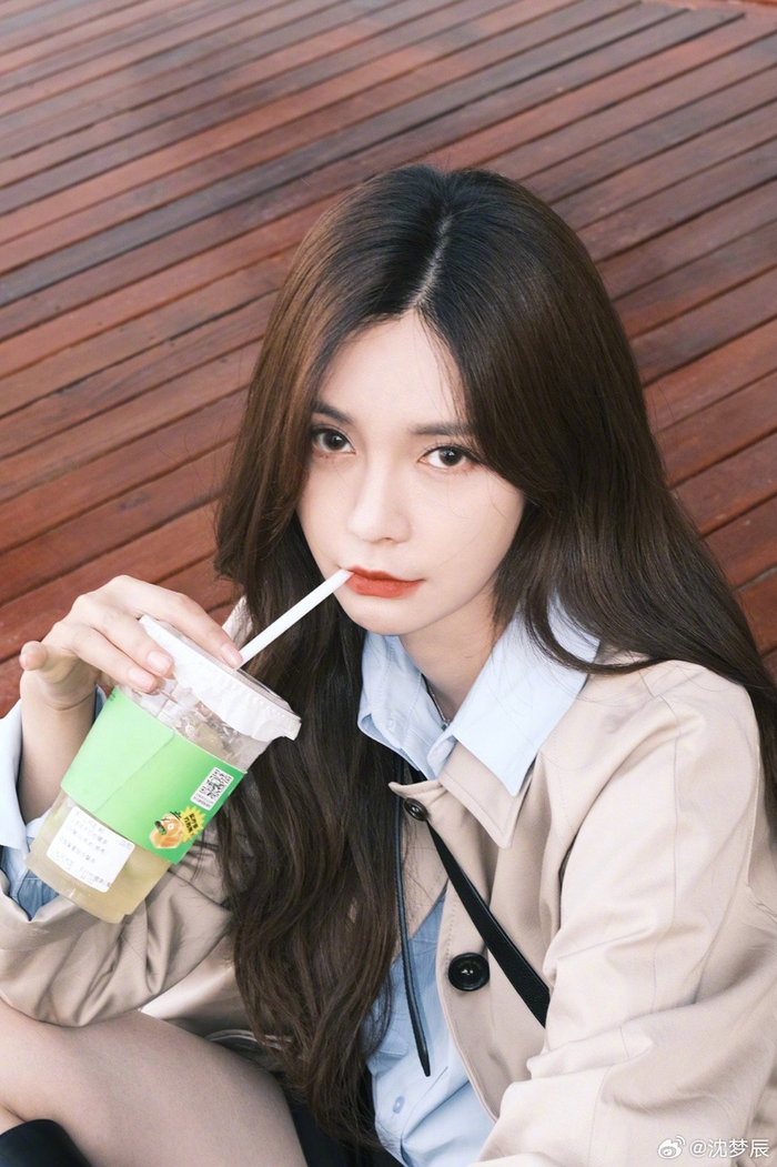 沈梦辰穿风衣露美腿笑容甜美灿烂好治愈