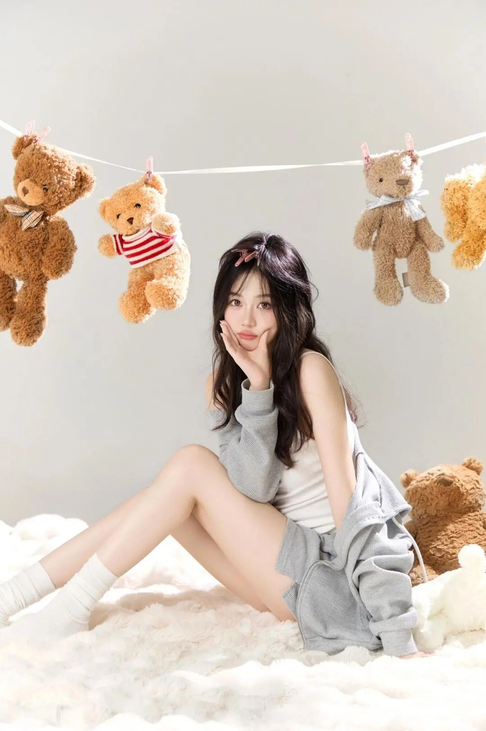 可爱小熊美女优雅自信笑容青春唯美写真