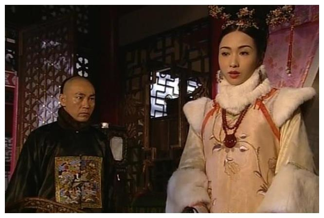 可怜的佘诗曼，在拍《金枝欲孽》时，居然惨变林保怡“提词器”|金枝欲孽|林保怡|提词器_新浪新闻