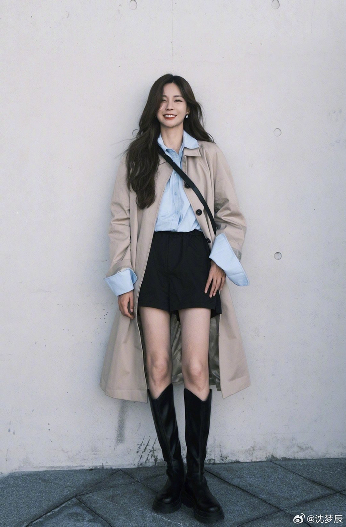 沈梦辰穿风衣露美腿笑容甜美灿烂好治愈