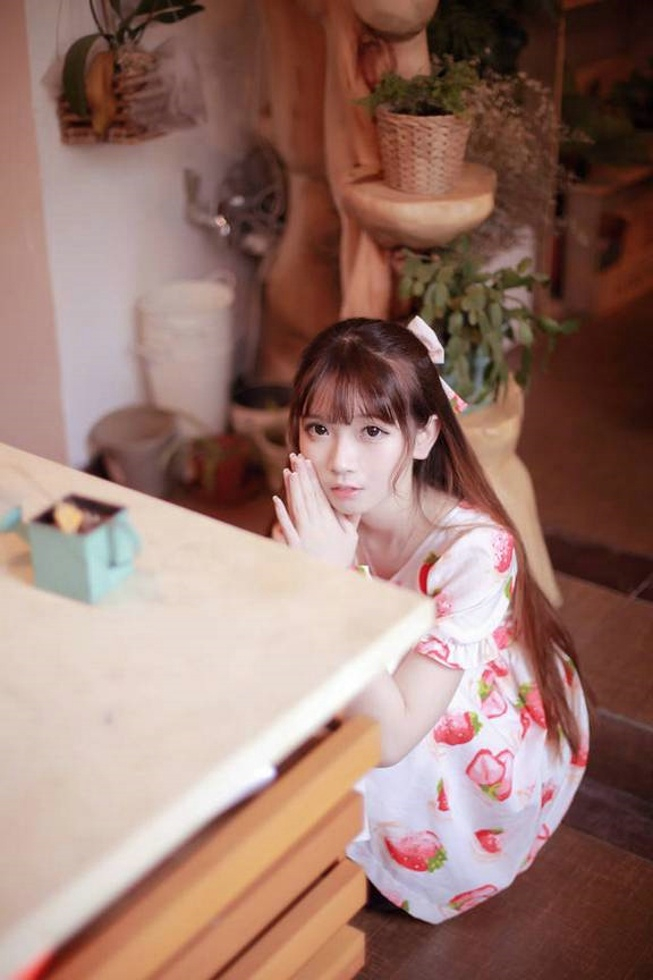 清纯可爱的樱桃小嘴美女优雅唯美写真