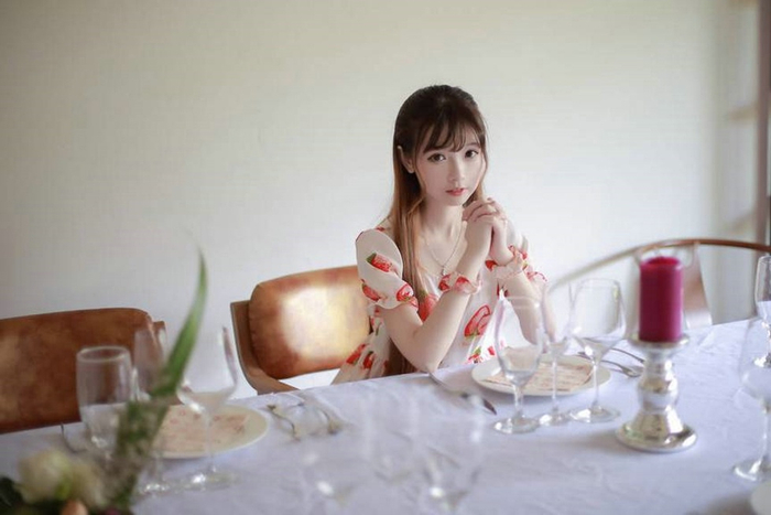 清纯可爱的樱桃小嘴美女优雅唯美写真