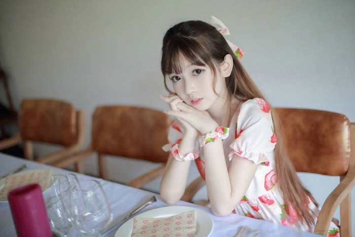 清纯可爱的樱桃小嘴美女优雅唯美写真